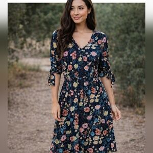 Gilli Wm Dark Floral Short Sleeve V neck Quarter Tied Sleeves Dress Size Large